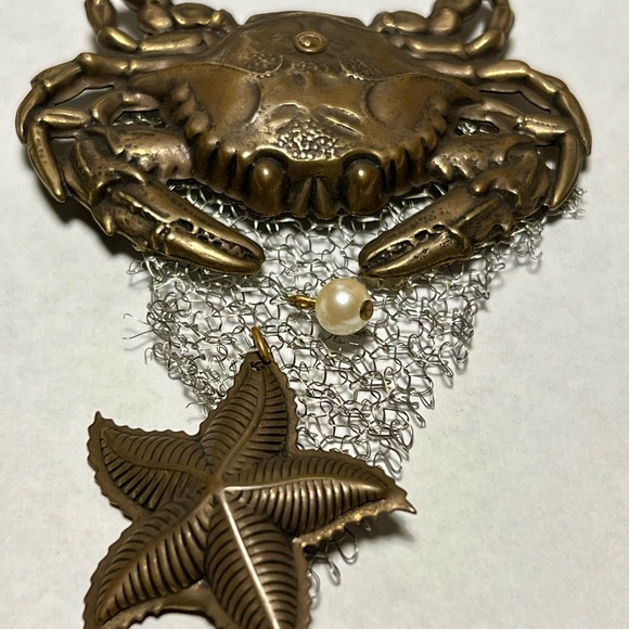 Crab w/Starfish and Pearl Brooch by Jan Michaels (SF) - Picture 4 of 9